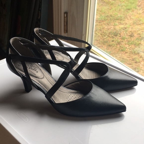 navy pumps wide width